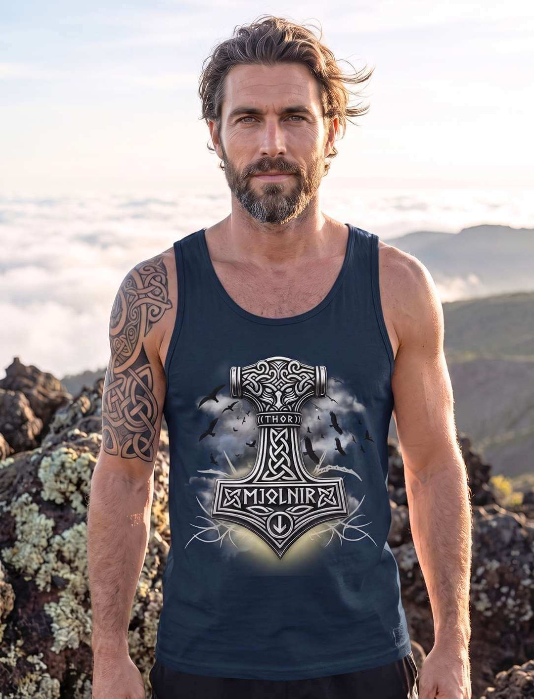 Tank Top in French Navy im Bergwind, Mjölnir mit aufsteigenden Raben