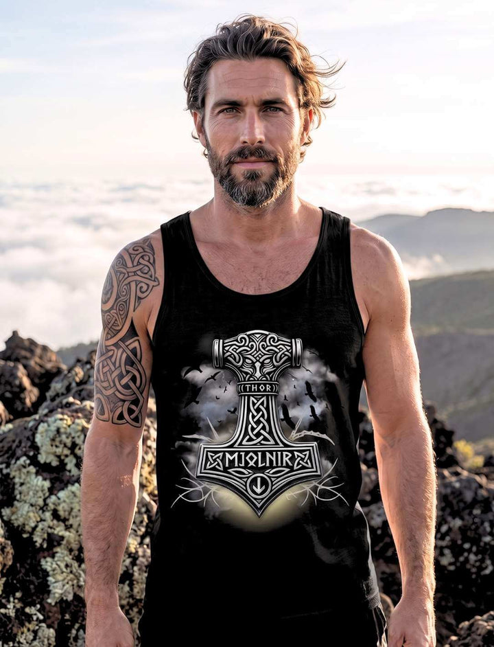 Hammer des Donnergottes Herren Tank Top in Schwarz auf einem Bergrücken über der Wolkendecke