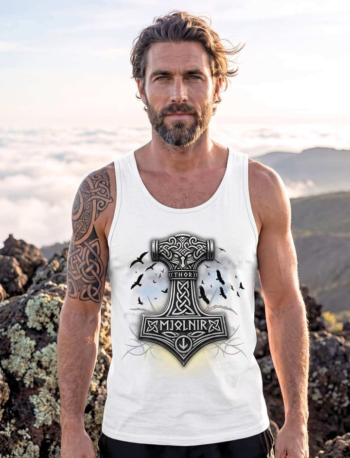 Tank Top in Weiß auf einem Grat, Wolkenmeer im Hintergrund