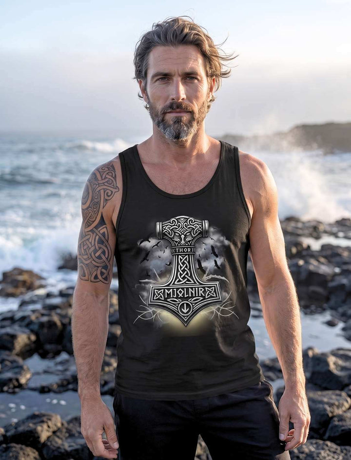 Tank Top in Schwarz an einer Felsküste, Thors Hammer auf der Brust