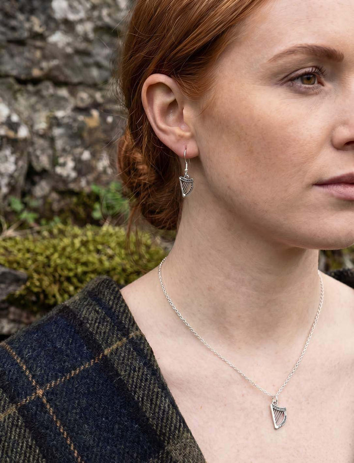 Frau trägt das Schmuckset Harp of Tir na nog, mit Ohrhänger und Anhänger aus 925 Silber und Silberkette.