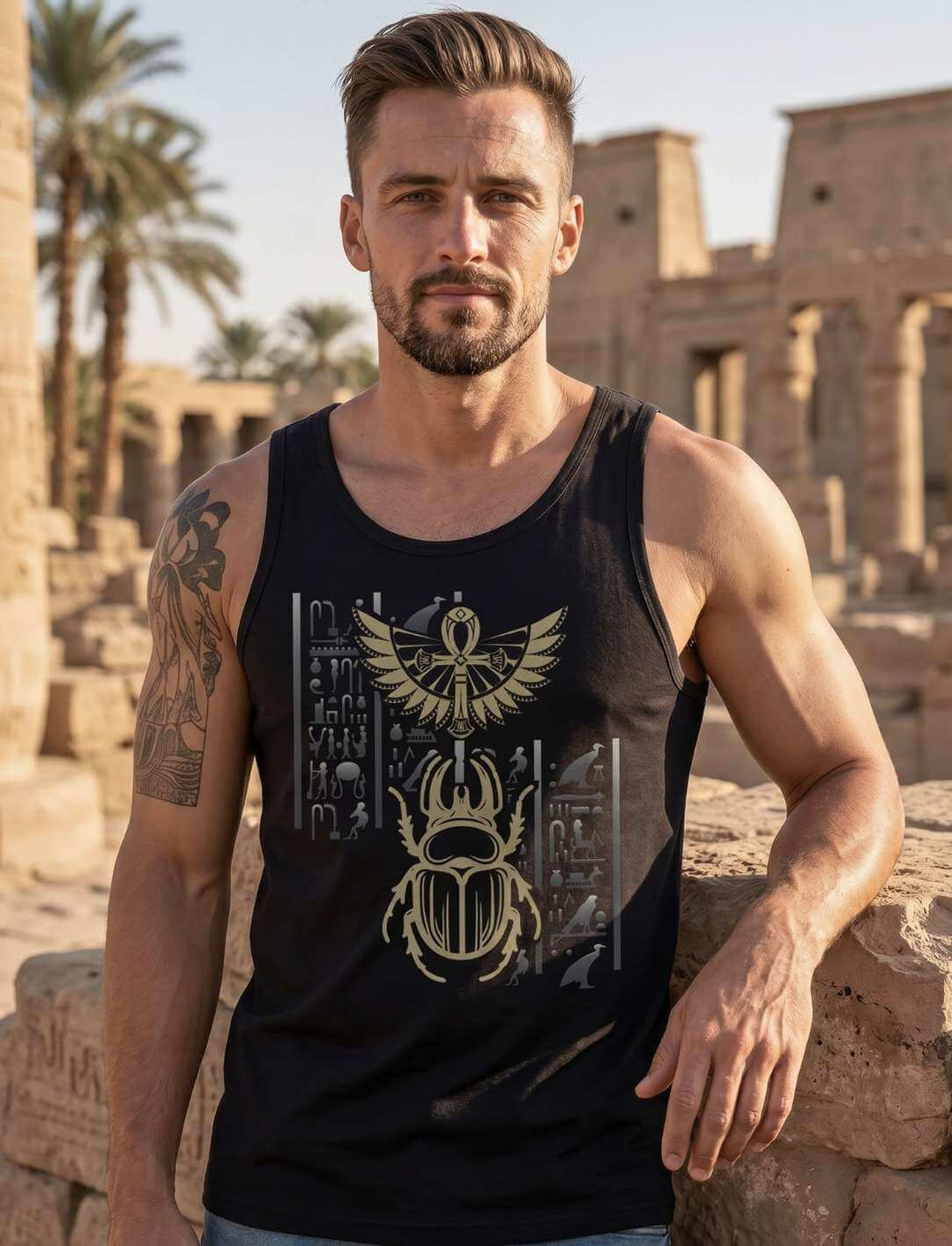 Aegyptisches Tanktop schwarz mit Skarabaeus und Anubis Fluegel vor Tempelruine