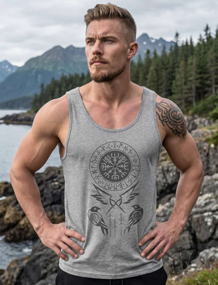 Mann trägt graues Tanktop Nordwind Odin Raben vor Bergwald