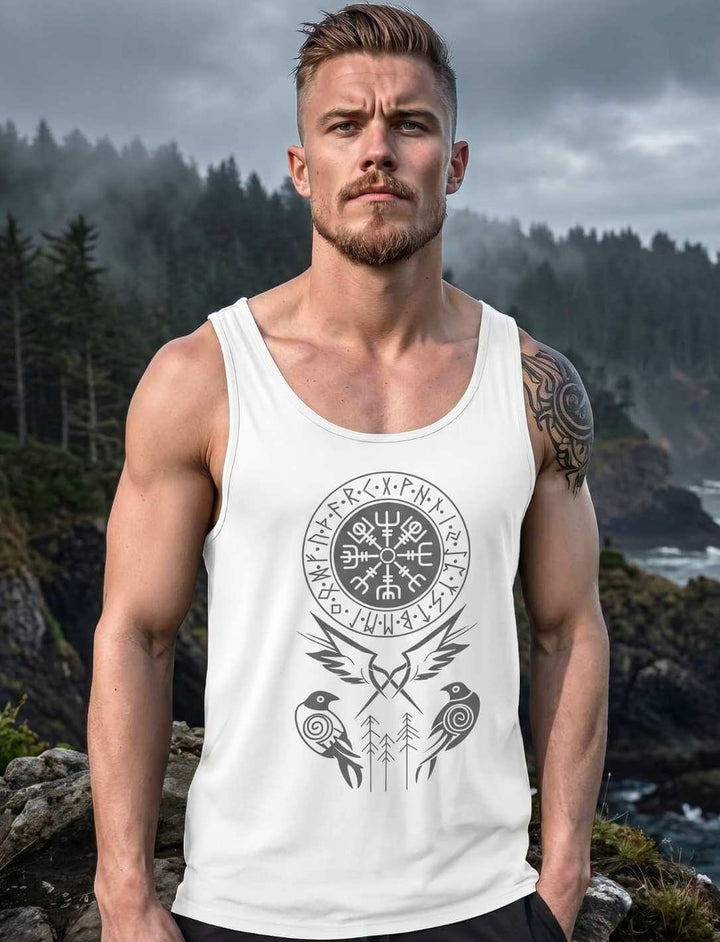 Mann trägt weißes Nordwind Tanktop mit Odin Raben Motiv an felsiger Küste