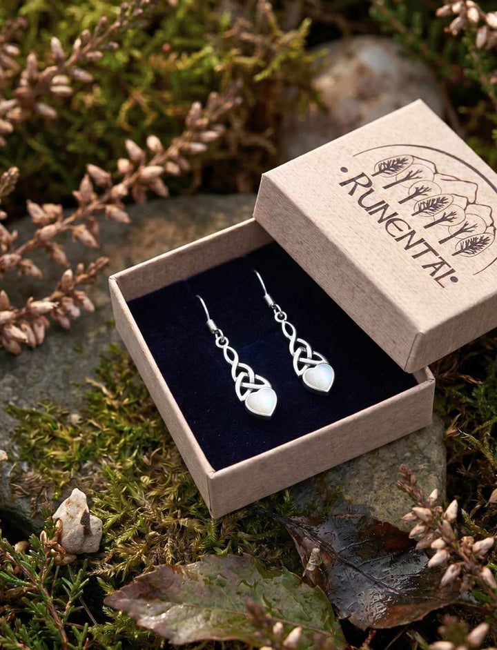 Herz der Triquetra Silber Ohrhänger in Runental Geschenkbox auf Heidekraut