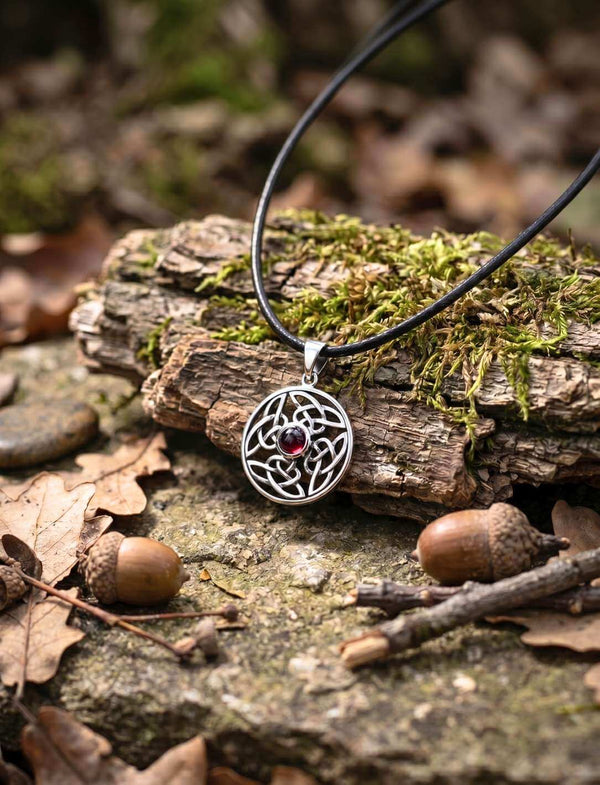 Keltischer Knoten Anhänger aus Silber mit Granat in natürlicher Walddekoration