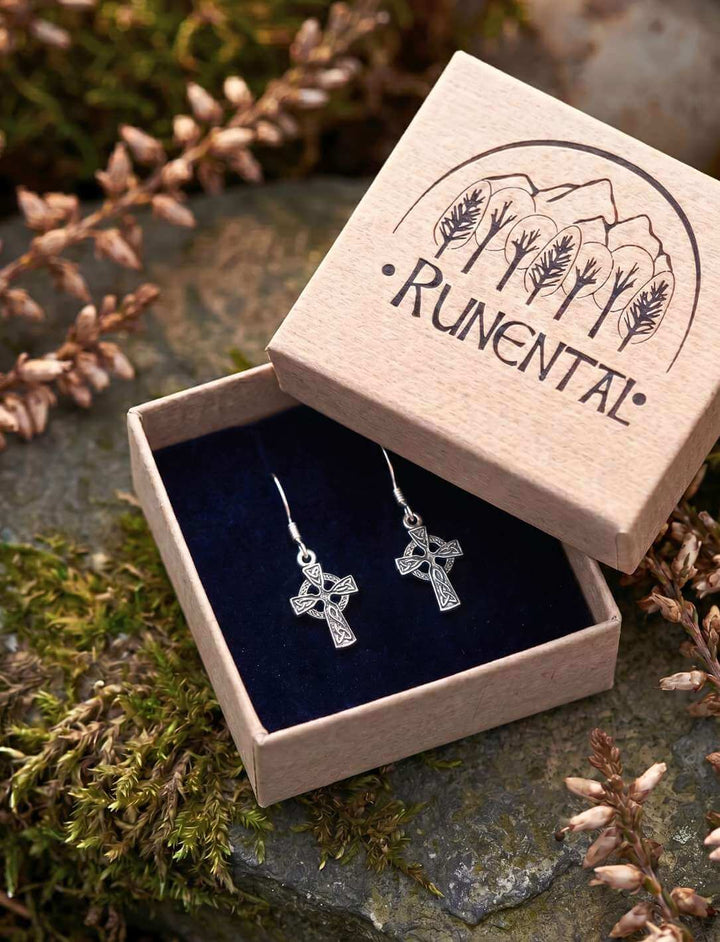 Hüterin von Iona Ohrhänger in der Runental Geschenkbox auf Heidekraut