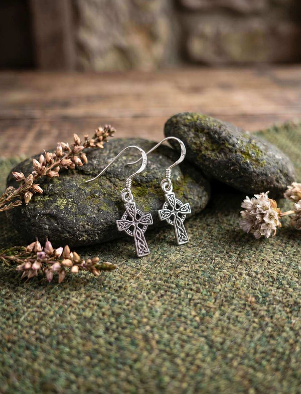 Keltenkreuz Silber Ohrhänger auf moosbedecktem Stein mit Heidekraut und Wollstoff