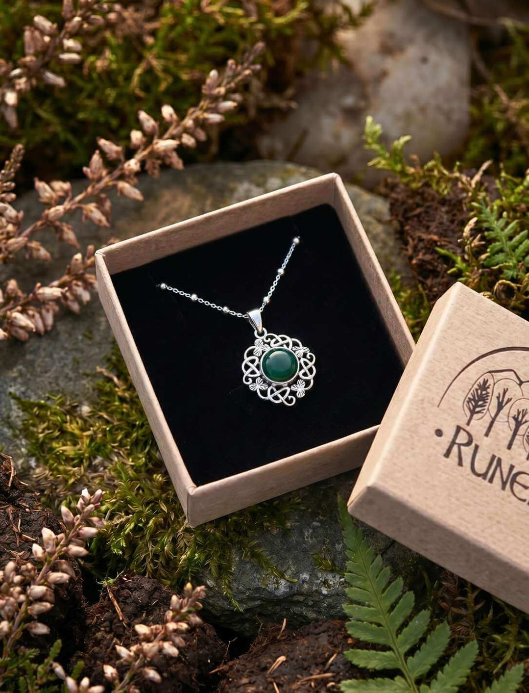 Irischer Kleeblatt-Anhänger mit grünem Achat in Runental Geschenkbox auf Waldboden mit Farnen
