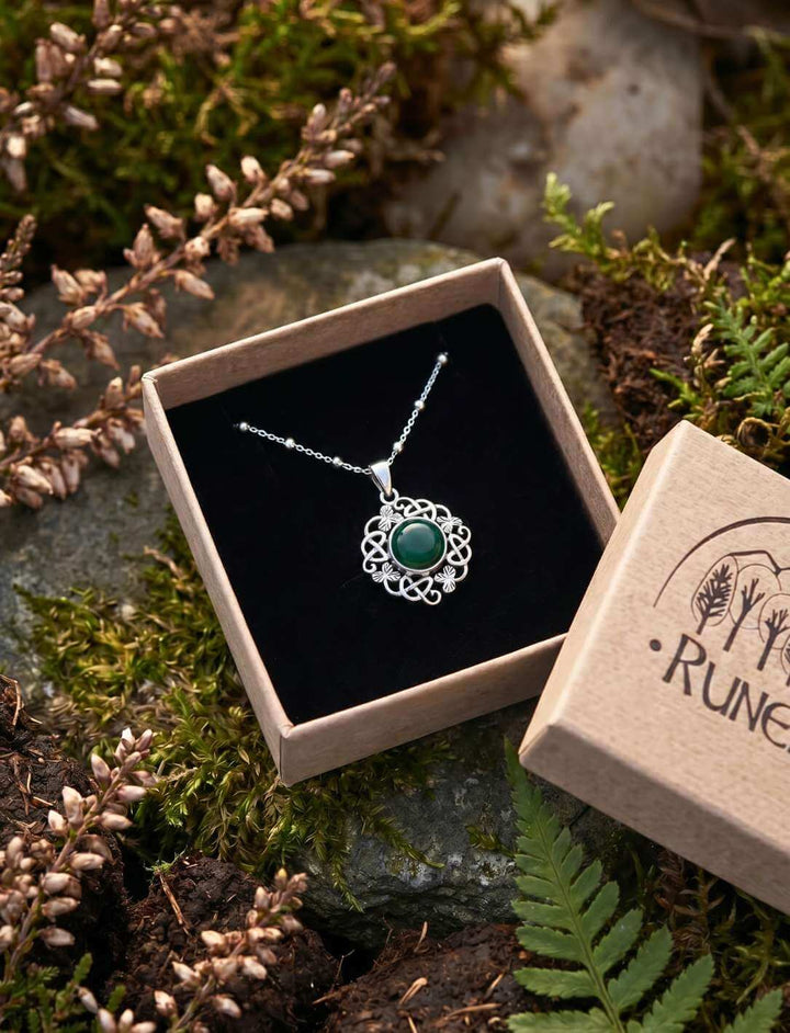 Irischer Kleeblatt-Anhänger mit grünem Achat in Runental Geschenkbox auf Waldboden mit Farnen