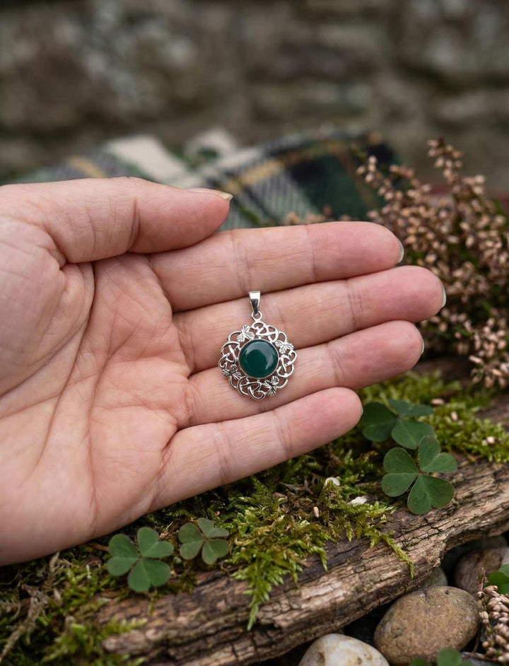Shamrock Anhänger aus 925 Silber mit grünem Achat in einer Hand gehalten