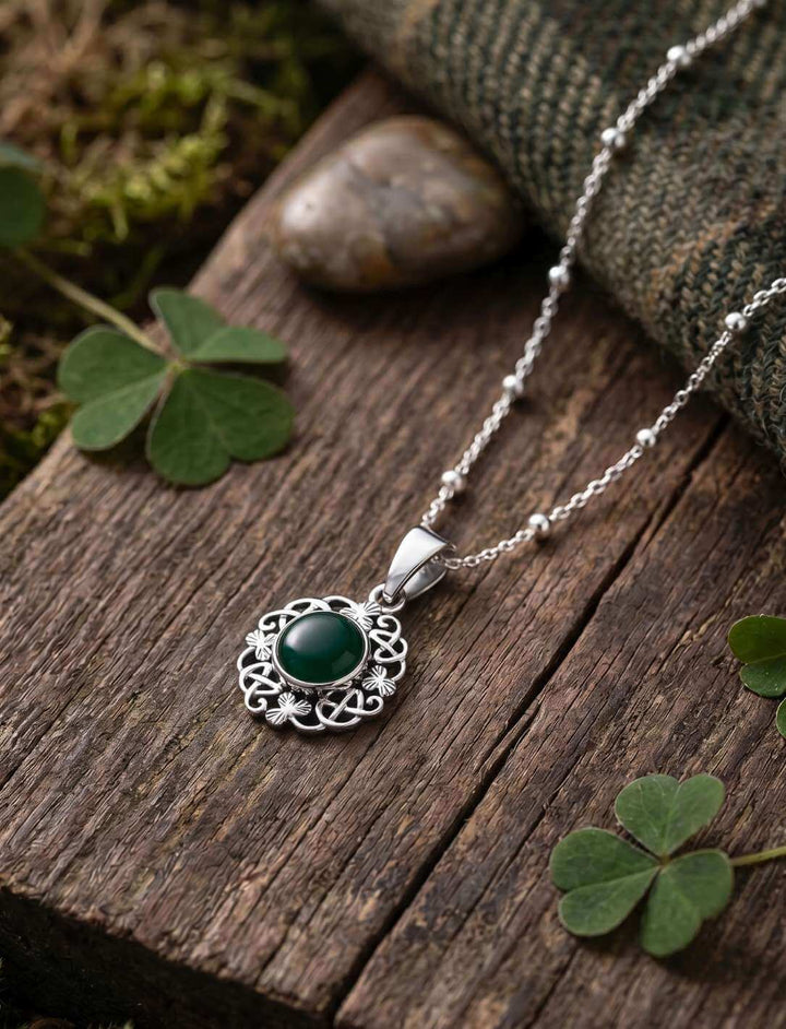 Keltischer Kleeblatt-Anhänger mit Achat in 925 Silber an Silberkette auf moosigem Waldboden
