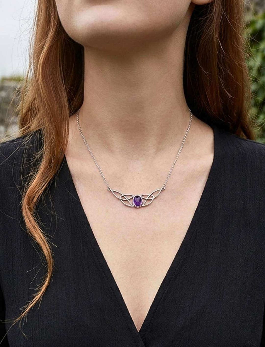 Frau trägt keltische Knotenkette mit Amethyst in 925 Silber