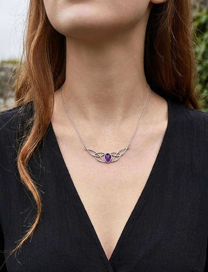 Frau trägt keltische Knotenkette mit Amethyst in 925 Silber