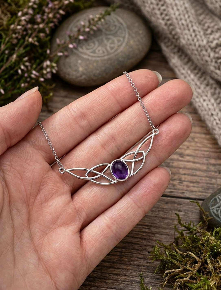 Keltische Silberkette mit Amethyst-Cabochon in einer Hand