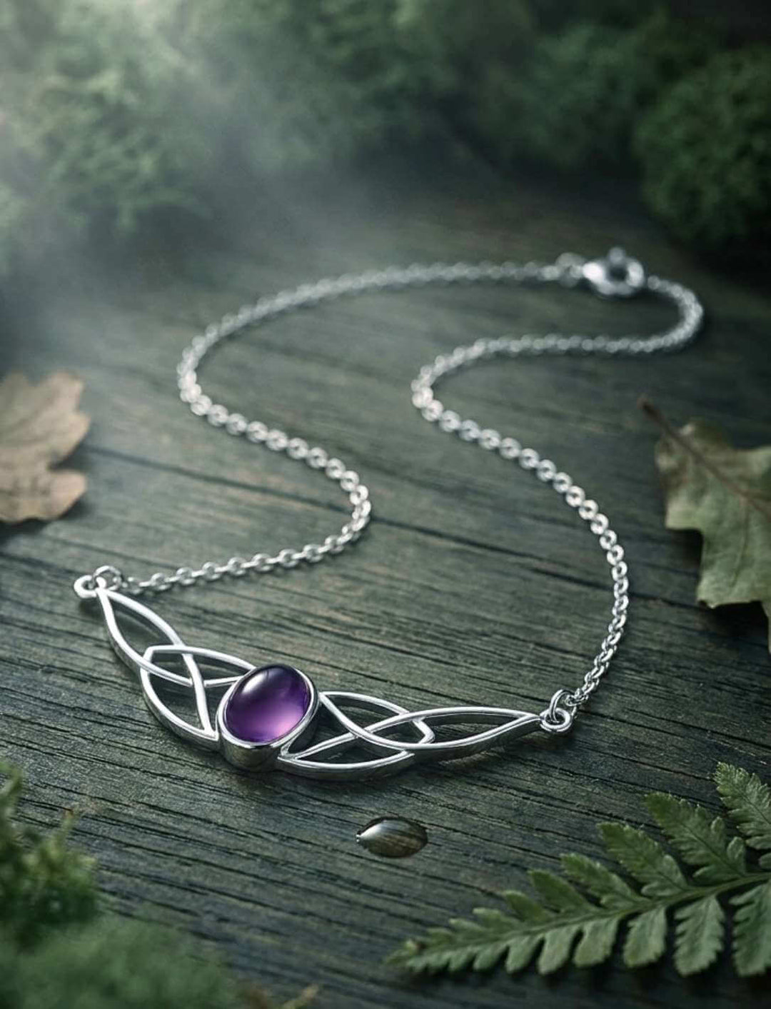Keltische Knotenkette mit Amethyst in 925 Sterling Silber auf dunklem Holz