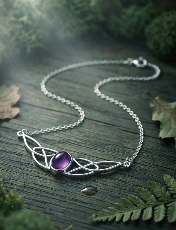 Keltische Knotenkette mit Amethyst in 925 Sterling Silber auf dunklem Holz
