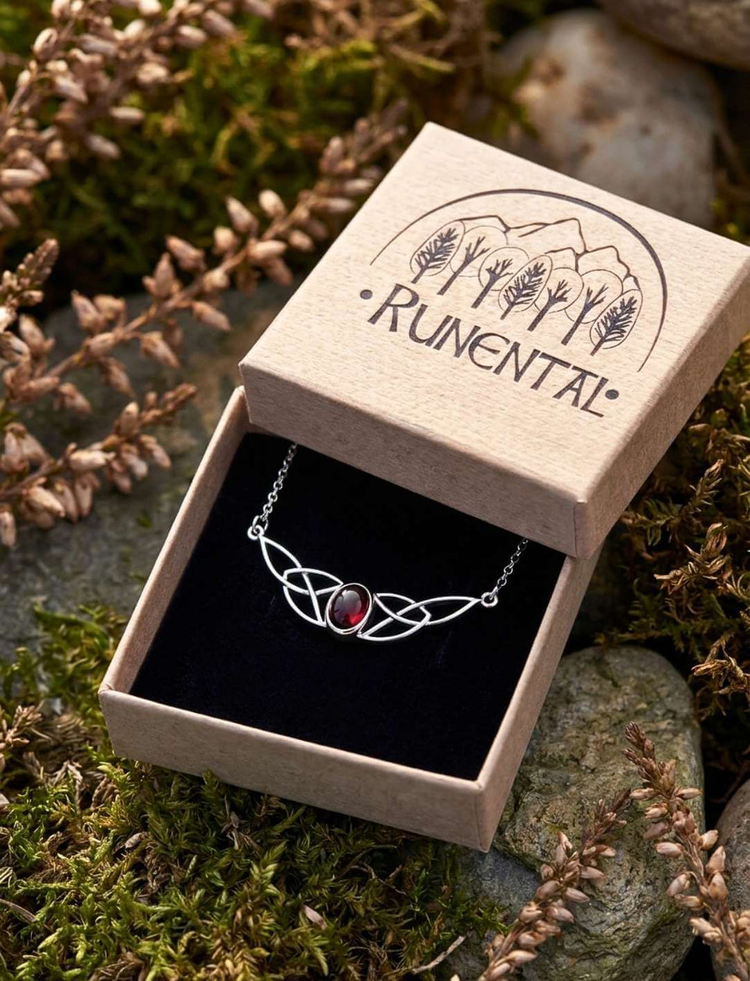 Keltische Granatkette in der Runental-Geschenkbox