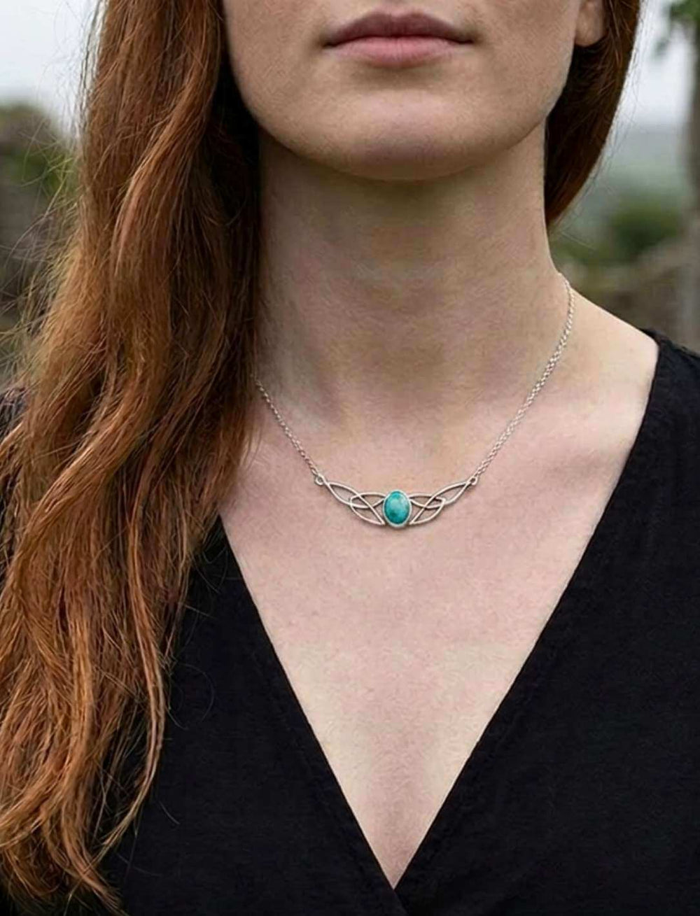 Frau trägt keltische Knotenkette mit Türkis in 925 Silber