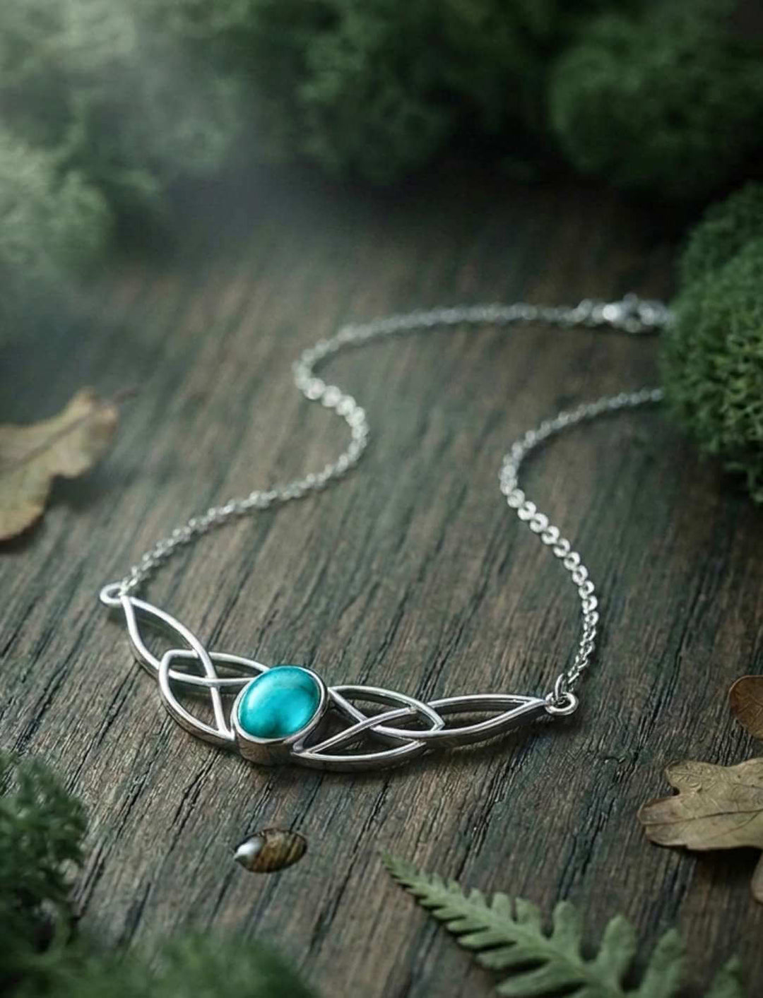 Keltische Knotenkette mit Türkis in 925 Sterling Silber auf dunklem Holz