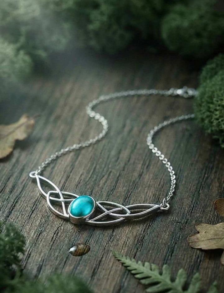 Keltische Knotenkette mit Türkis in 925 Sterling Silber auf dunklem Holz
