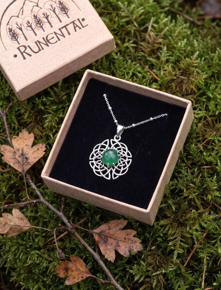 Achat Anhänger in einer geöffneten Runental Geschenkbox aus Holz auf Waldmoos