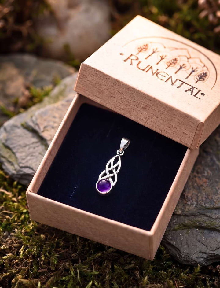 Silberanhänger mit Amethyst in einer geöffneten Runental Geschenkbox aus Holz auf Moos
