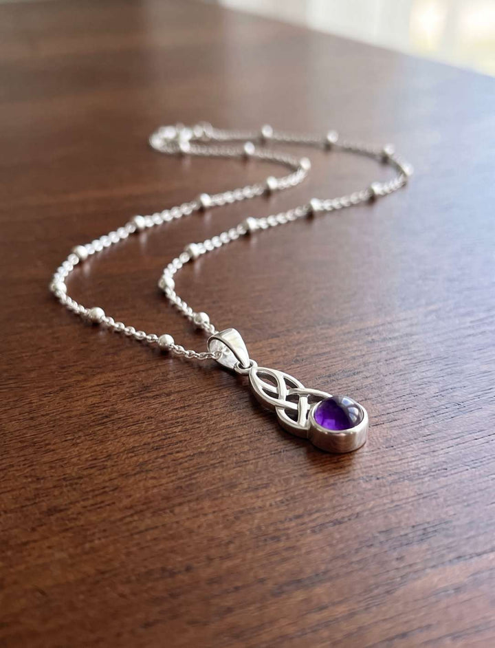 Silberanhänger mit Amethyst und 45 cm Kugelkette aus 925 Sterling Silber auf dunklem Holztisch