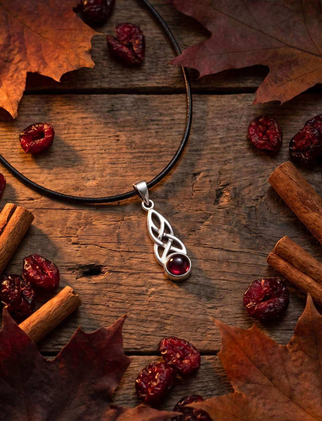 Keltischer Knoten Anhänger mit Granat im herbstlichen Flatlay