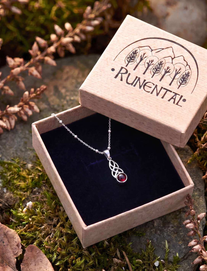 Granat Anhänger in Runental Geschenkbox