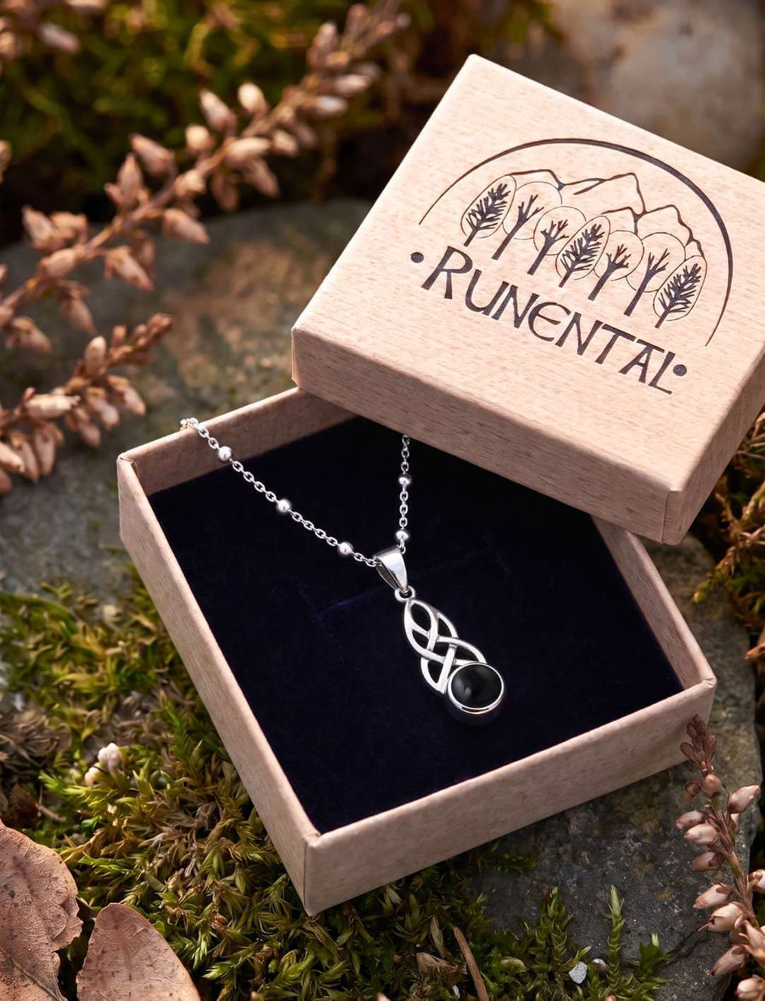 Onyx Anhänger in Runental Geschenkbox
