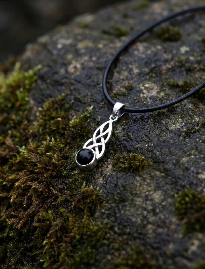 Keltischer Knoten Anhänger mit Onyx am Lederband auf Moos