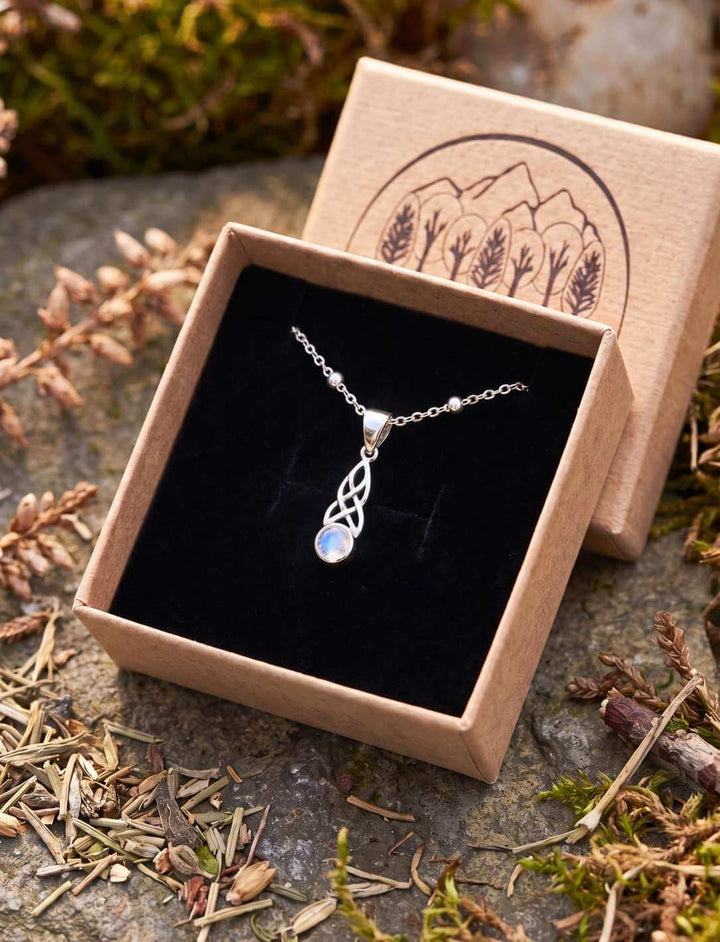 Regenbogenmondstein Anhänger in Runental Geschenkbox