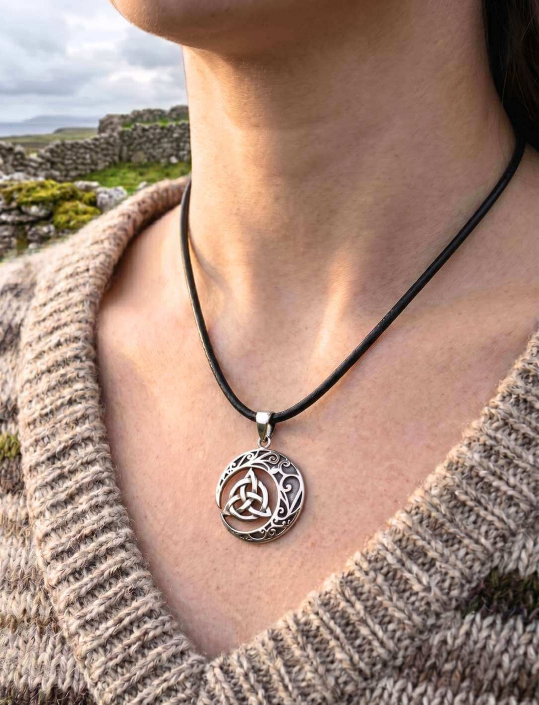 Keltischer Knoten Anhänger versilbert getragen an schwarzer Kordel