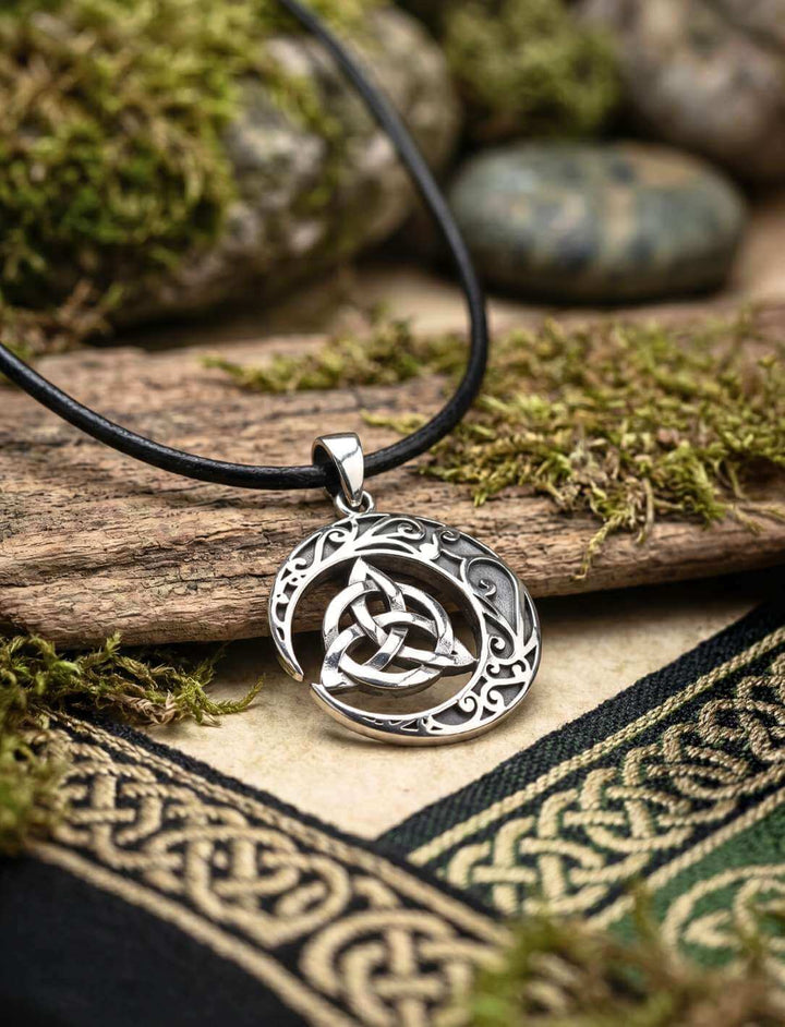  Keltischer Knoten Anhänger versilbert auf Holz und Moos