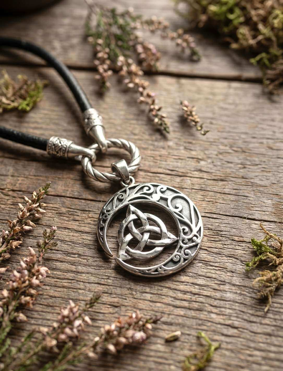 Keltischer Knoten Anhänger versilbert mit Heidekraut in Nahaufnahme