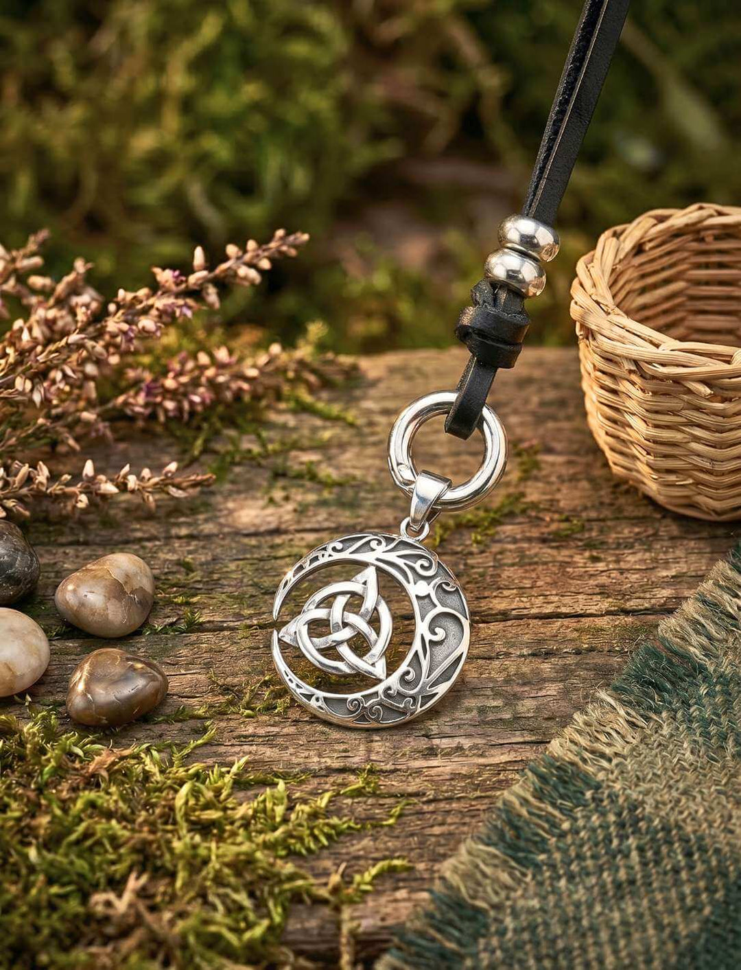 Keltischer Knoten des Mondzaubers versilberter Anhänger auf Holz