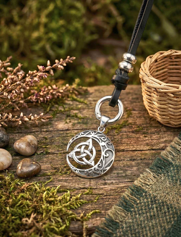 Keltischer Knoten des Mondzaubers versilberter Anhänger auf Holz