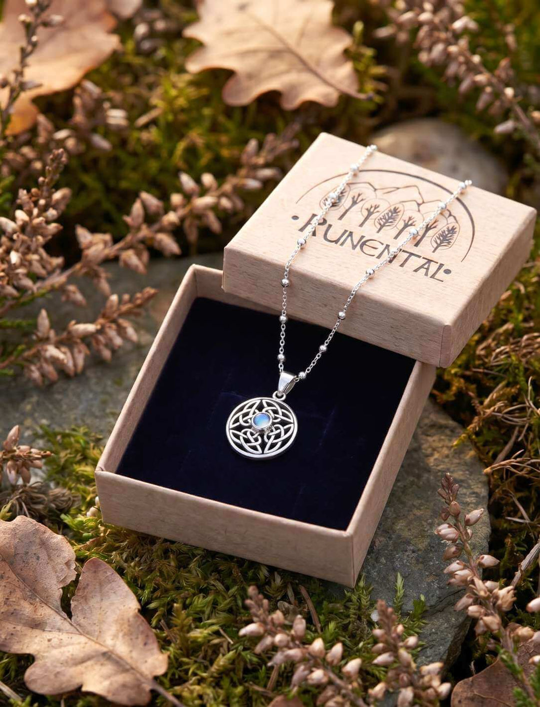 Keltischer Silber Anhänger mit Mondstein in Runental Geschenkbox