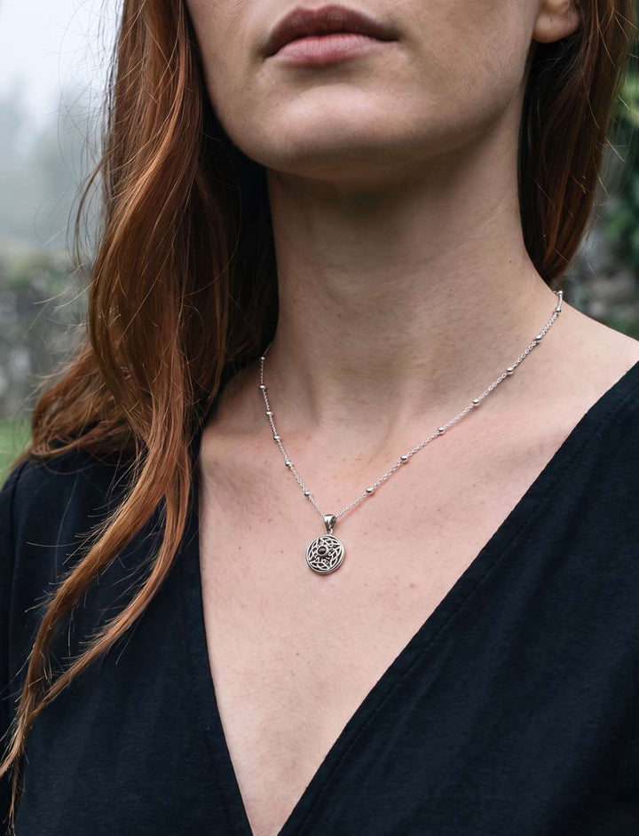 Frau trägt keltischen Silber Anhänger mit Onyx an feiner Silberkette