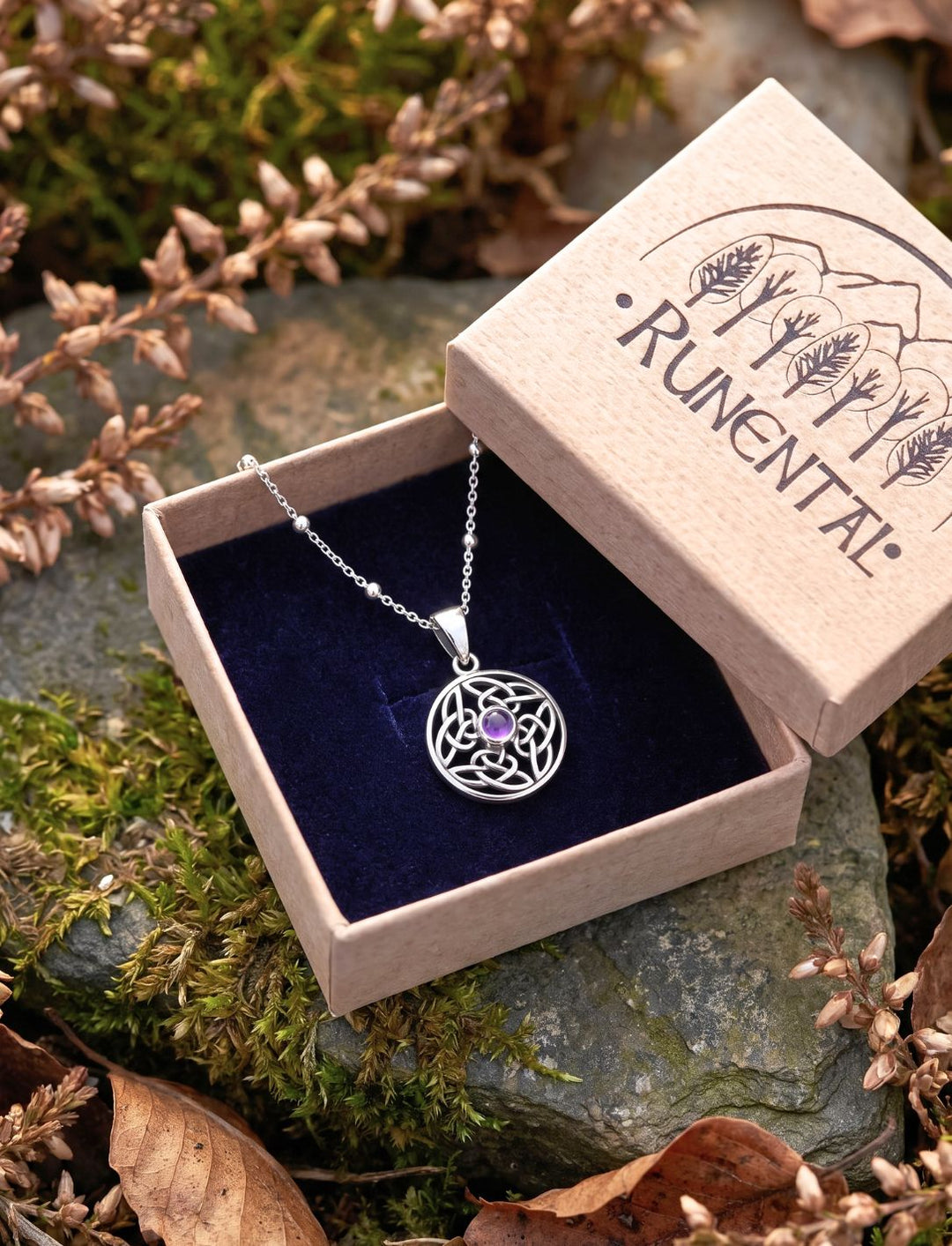 Keltischer Silber Anhänger in geöffneter Runental Geschenkbox auf Moos und Stein