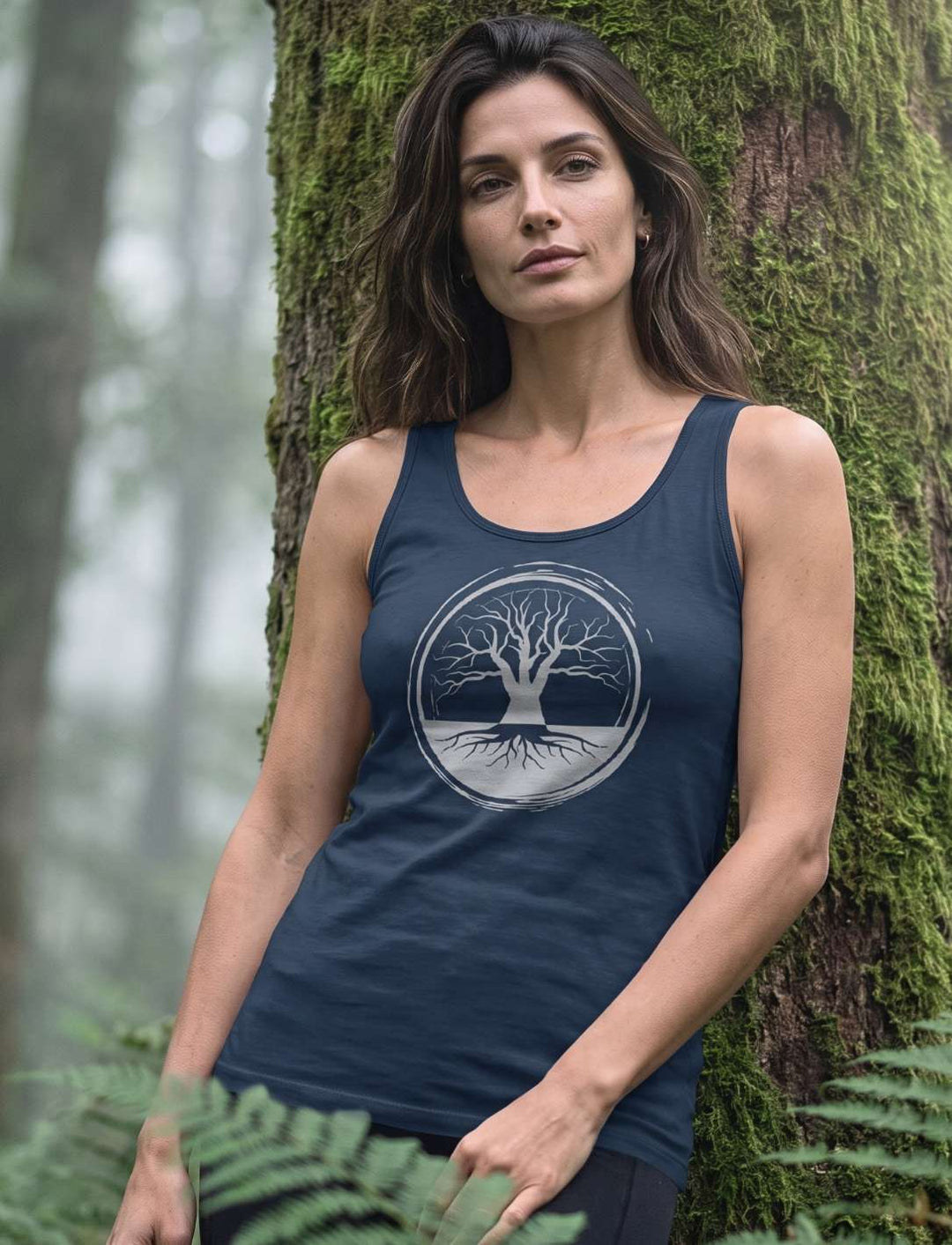 Frau in Navy Tank Top mit Lebensbaum, an einen Stamm gelehnt