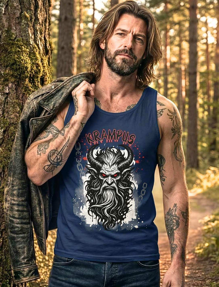 Krampus Tanktop navy blau – Rauhnacht Motiv auf Herren Tanktop getragen von Mann im Wald