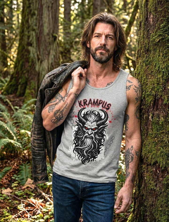 Krampus Tanktop grau mit winterlichem Horned Creature Print, getragen von Mann im Wald