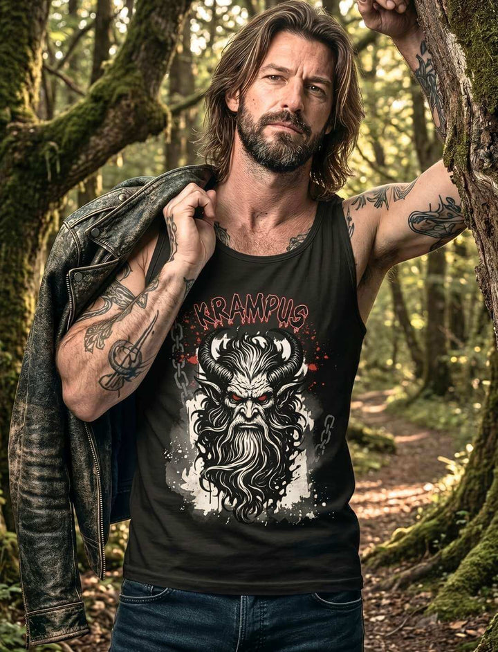 Mann mit Tattoos, Lederjacke, trägt das schwarze Krampus-Tanktop im Wald