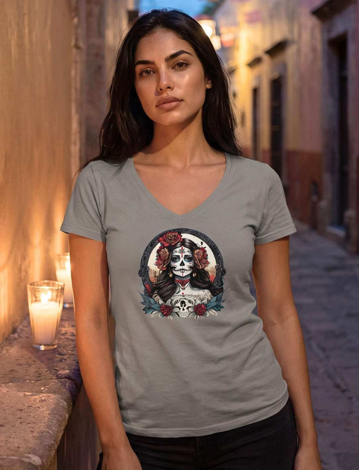 Hellgraues V-Neck Shirt in einer Gasse bei Nacht, Vorderansicht