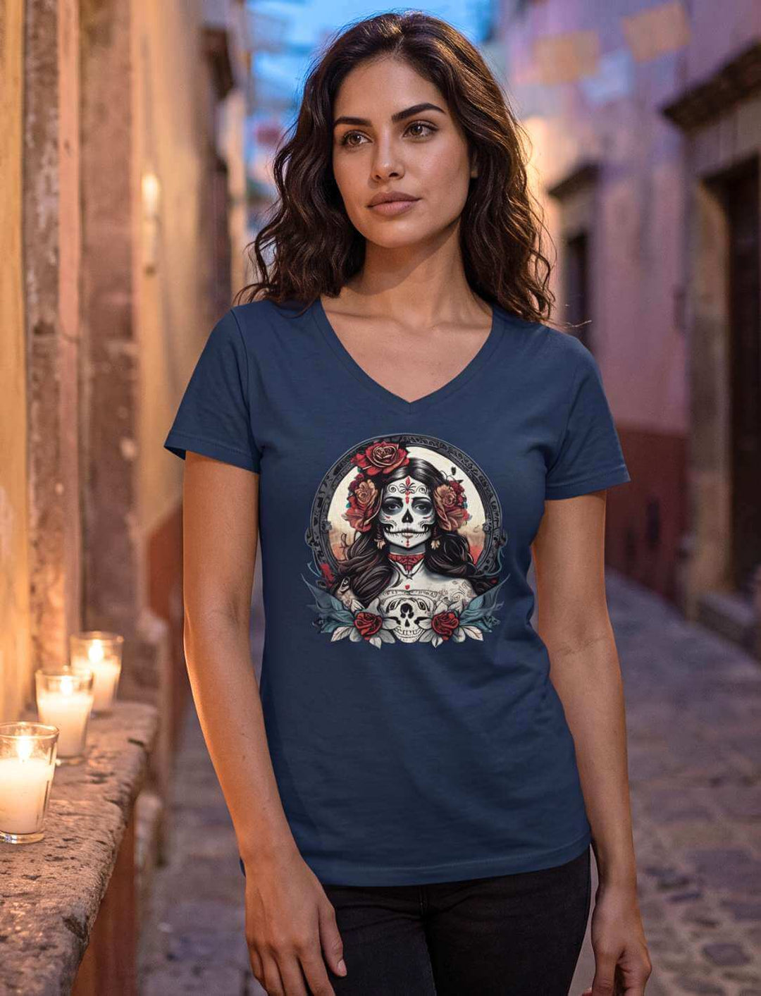 Navyfarbenes V-Neck Shirt in einer abendlichen Gasse mit Kerzen