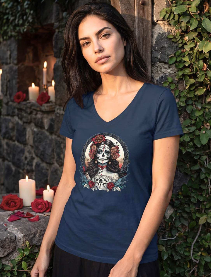 Navyfarbenes V-Neck Shirt vor dunkler Mauer mit Rosenblättern