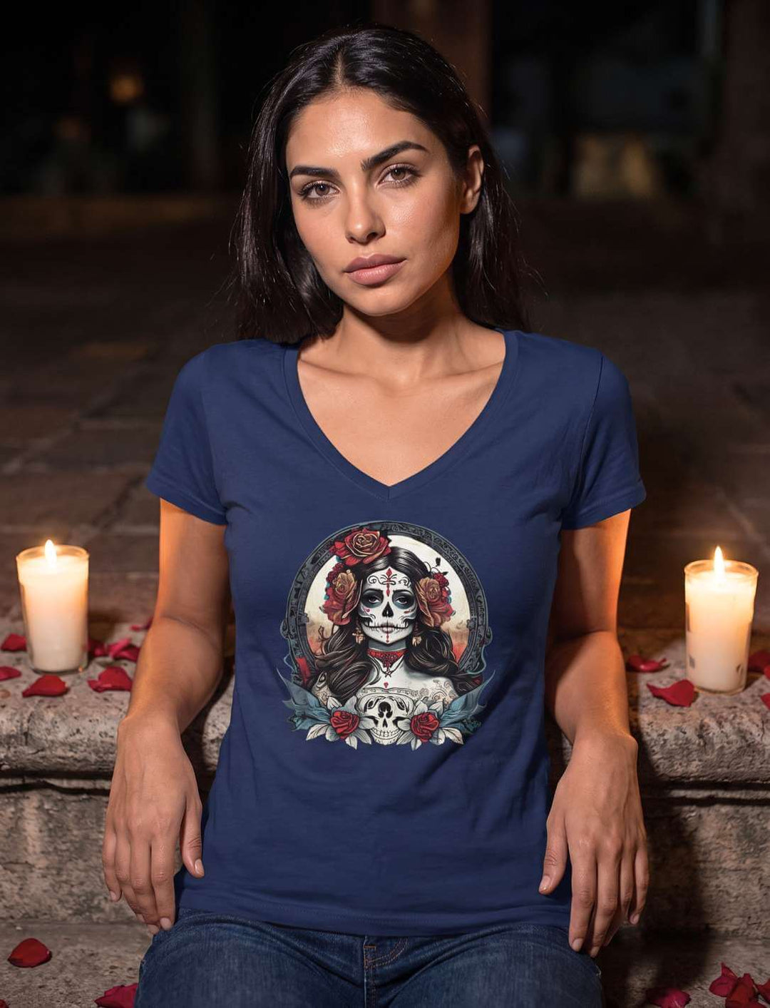 Dunkelblaues V-Neck Shirt mit La Catrina Motiv, sitzend auf einer Steinstufe