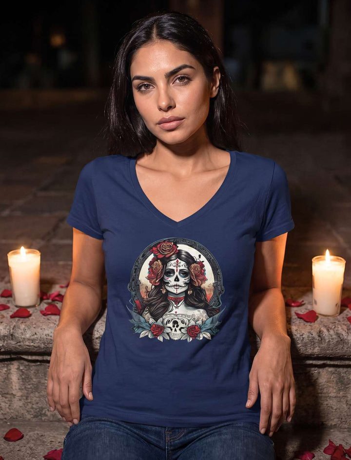 Dunkelblaues V-Neck Shirt mit La Catrina Motiv, sitzend auf einer Steinstufe